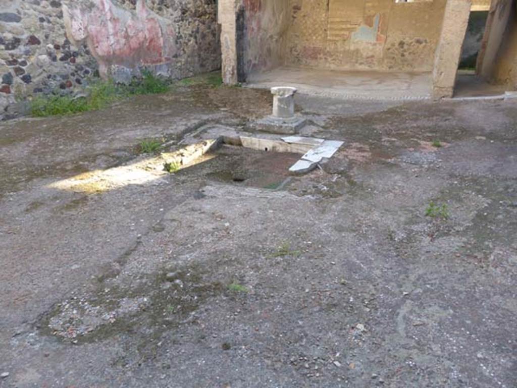 VI 17, Herculaneum, September 2015. Remains of impluvium in atrium, with marble puteal. 