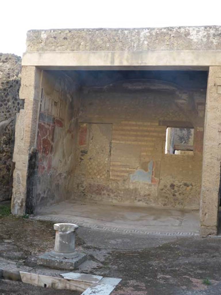 Ins. VI 17, Herculaneum, September 2015. Looking south across atrium towards tablinum.