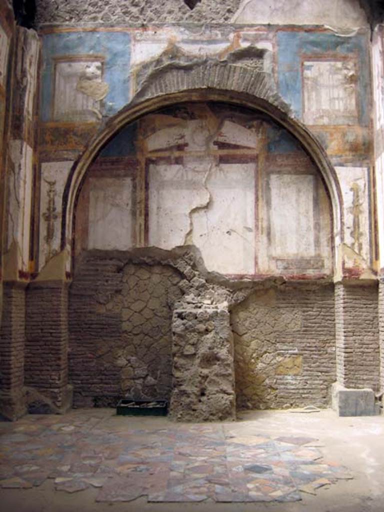 VI.21 Herculaneum, June 2011. South wall. Photo courtesy of Sera Baker.