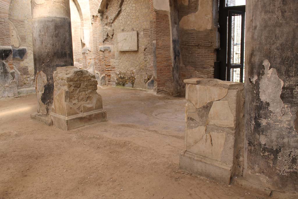 VI.21 Herculaneum, March 2014. Looking north-west from rear of two statue bases.
Foto Annette Haug, ERC Grant 681269 DÉCOR
