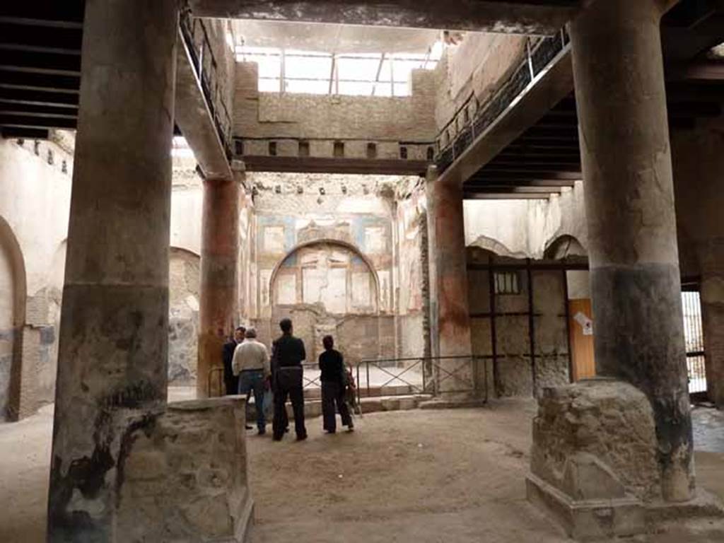 VI.21, Herculaneum. May 2010.  Looking south towards shrine, across two statue bases between the first two columns, as you enter. 
