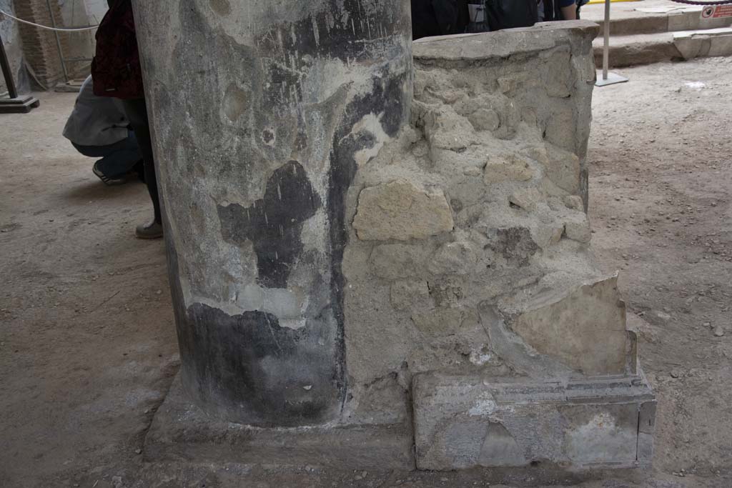 VI.21 Herculaneum, March 2019. Looking south towards statue base. 
Foto Annette Haug, ERC Grant 681269 DÉCOR

