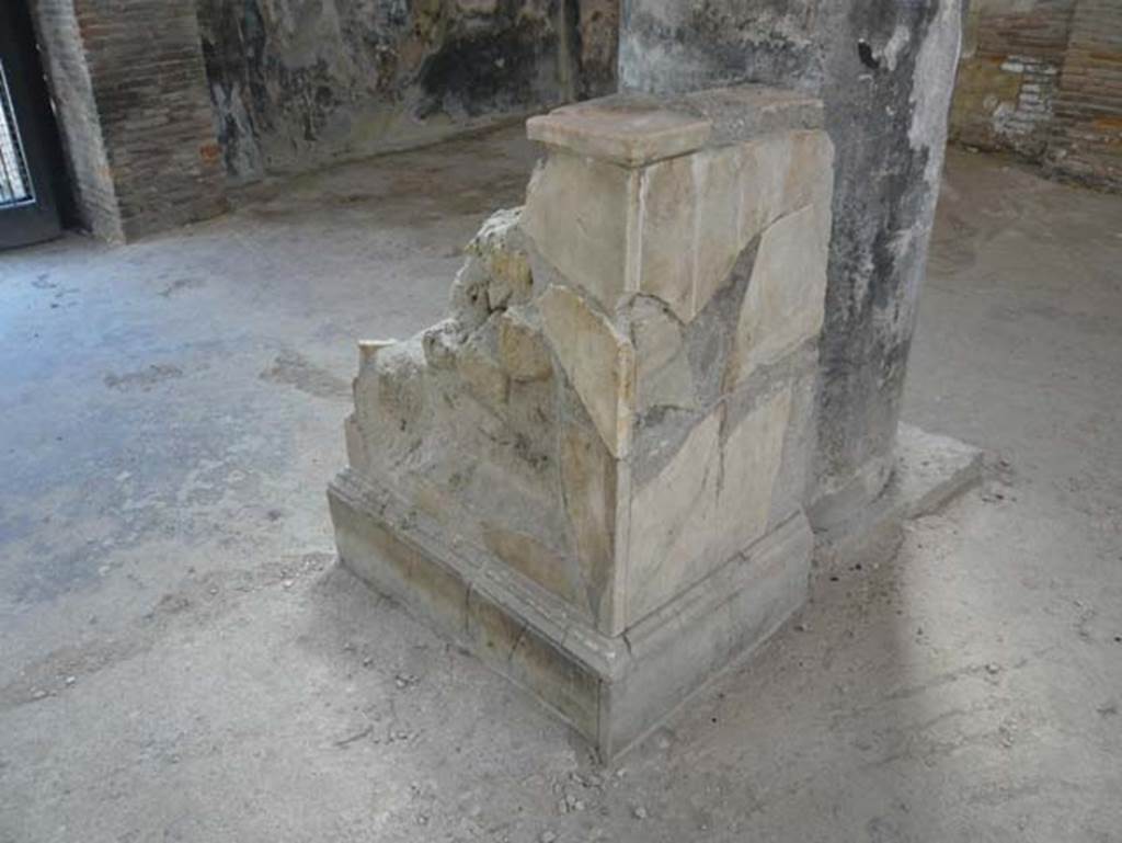 VI.21 Herculaneum. August 2013. Looking north-east towards pilaster and corner. Photo courtesy of Buzz Ferebee.