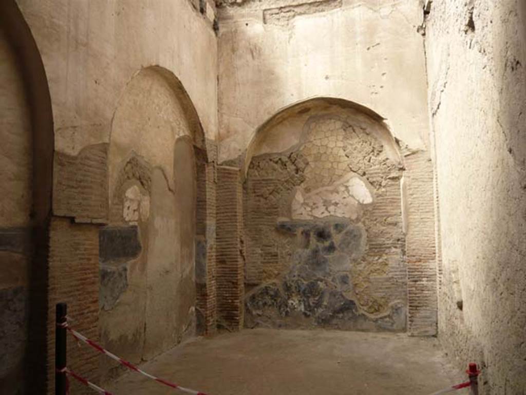 VI.21 Herculaneum. August 2013. Looking towards the south-east corner. Photo courtesy of Buzz Ferebee.
