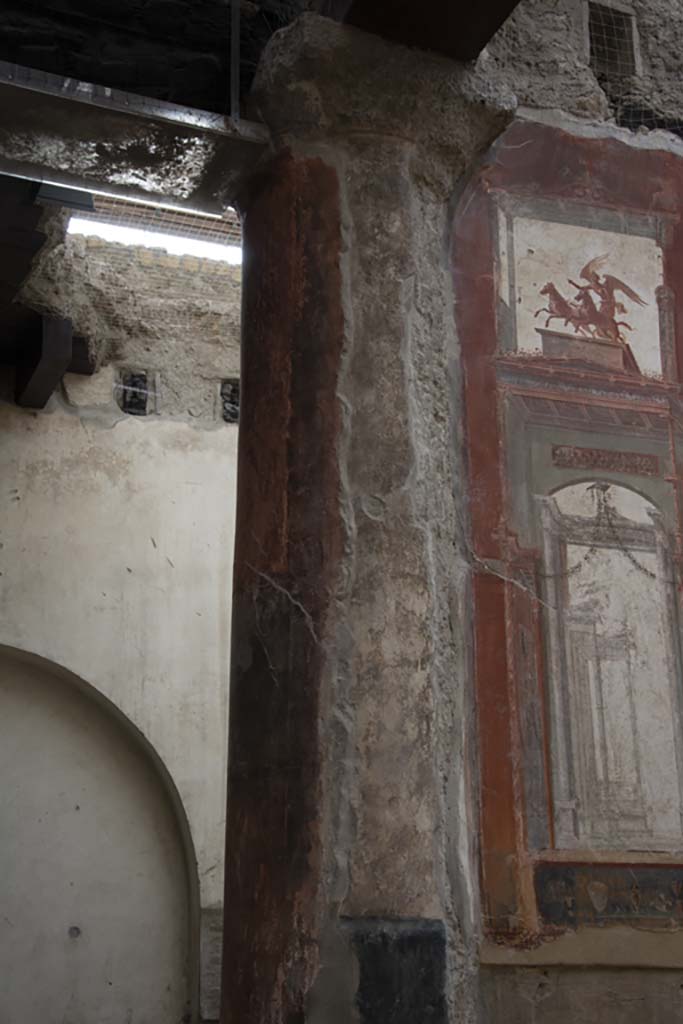 VI.21 Herculaneum, March 2019. Looking south-east towards upper column on east side.
Foto Annette Haug, ERC Grant 681269 DÉCOR

