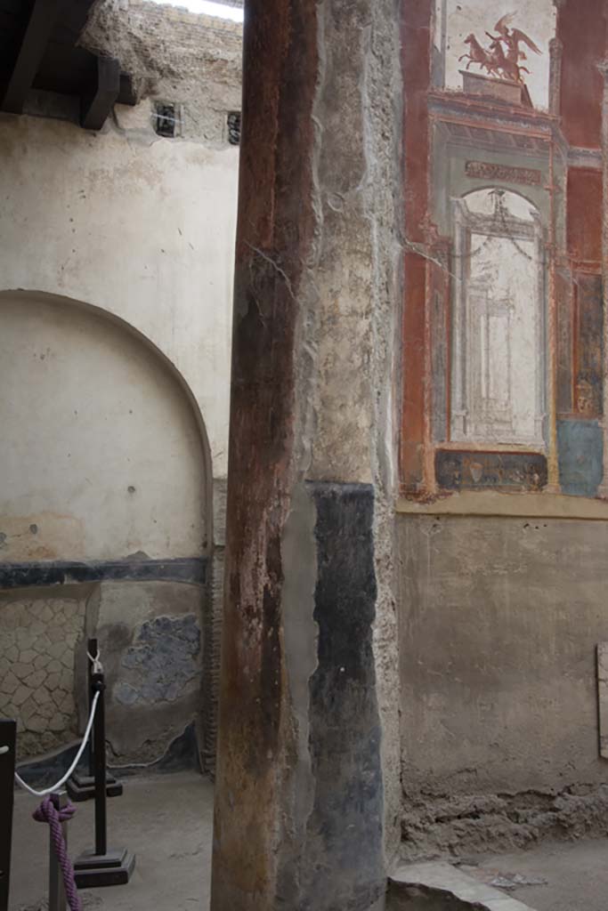 VI.21 Herculaneum, March 2019. Looking south-east towards column on east side.
Foto Annette Haug, ERC Grant 681269 DÉCOR
