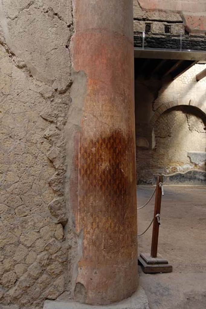 VI.21 Herculaneum. May 2011. 
Looking west to detail of column on east (left side). Photo courtesy of Nicolas Monteix. 


