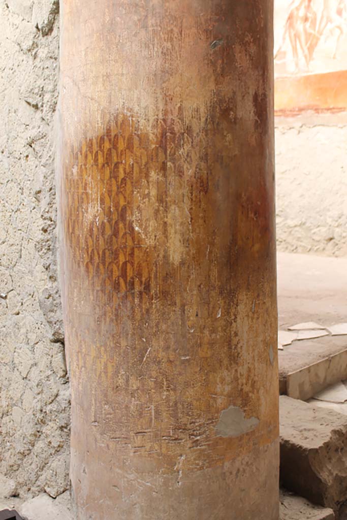 VI.21 Herculaneum, March 2014. Detail from column on east side. Looking west.
Foto Annette Haug, ERC Grant 681269 DÉCOR
