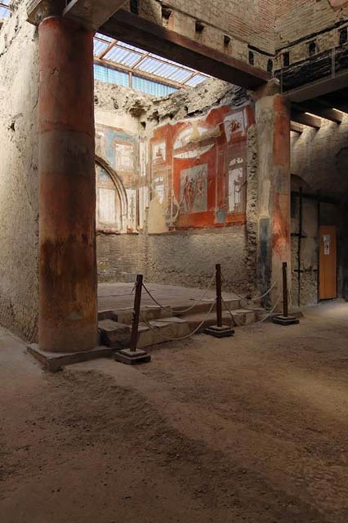 VI.21 Herculaneum. May 2011. Looking south-west. Photo courtesy of Nicolas Monteix. 