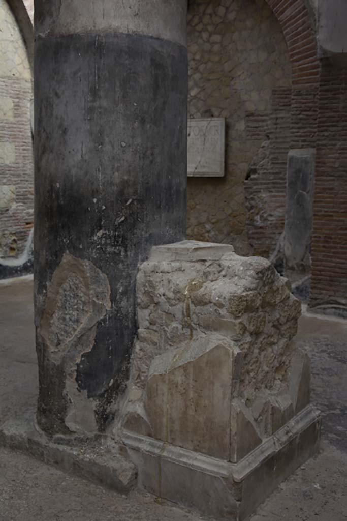 VI.21 Herculaneum, March 2019. Statue base on west side, looking north-west.
Foto Annette Haug, ERC Grant 681269 DÉCOR
