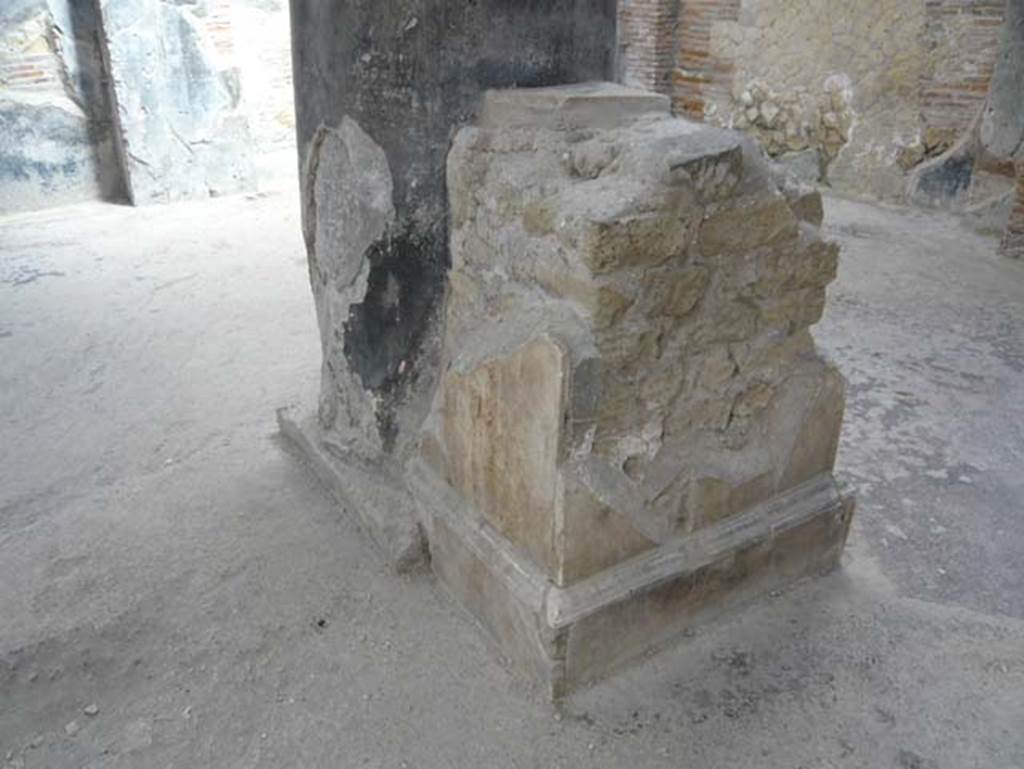 VI.21 Herculaneum. August 2013. Pilaster on west side, looking north-west. Photo courtesy of Buzz Ferebee.