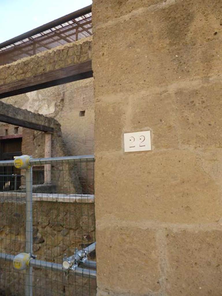 Ins. VI 22, Herculaneum, September 2015. Looking south at north end of insula.