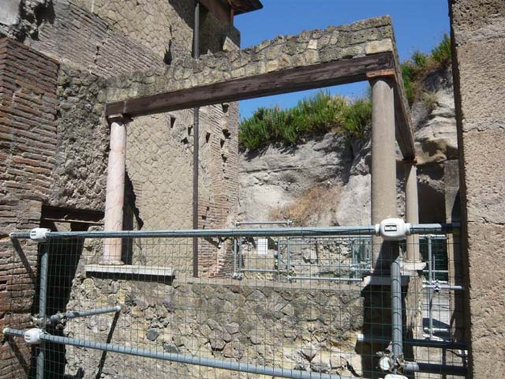 VI.22 Herculaneum. August 2013. Looking west from entrance into VI.21. Photo courtesy of Buzz Ferebee.