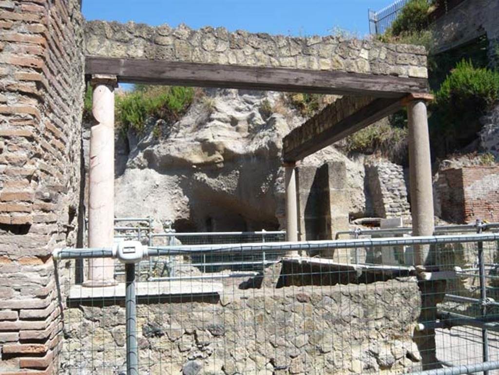 VI.22 Herculaneum. August 2013. Looking west from entrance into VI.21. Photo courtesy of Buzz Ferebee.