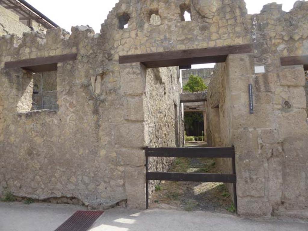 VI.26 Herculaneum, September 2016. Looking towards doorway on east side of Cardo III Superiore.  Photo courtesy of Michael Binns.
