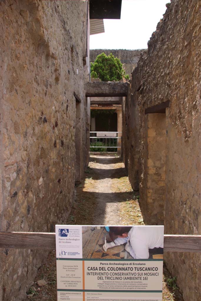 VI.26 Herculaneum, September 2019. Looking east along corridor leading to peristyle.
Photo courtesy of Klaus Heese.
