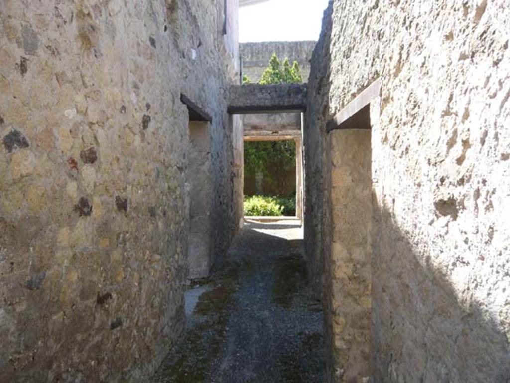 VI.26 Herculaneum, August 2013. Looking east along corridor towards peristyle, from rear entrance doorway. Photo courtesy of Buzz Ferebee.
