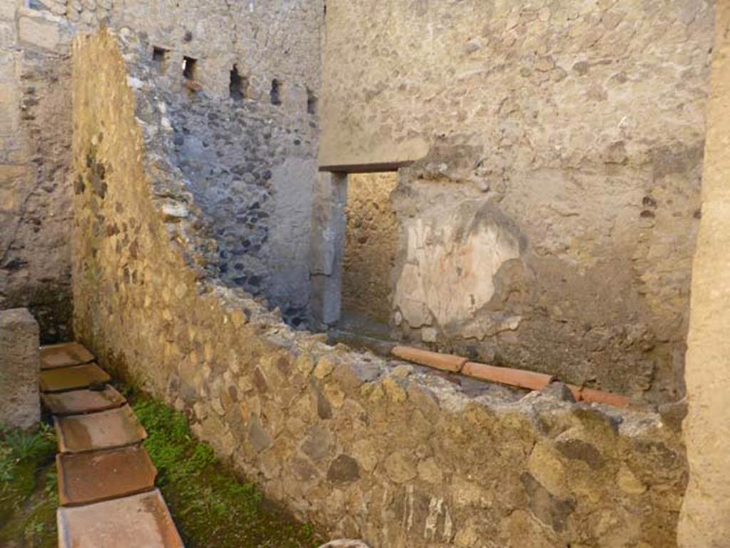 Ins. VI 25/26, Herculaneum, September 2015. Looking south-east across dividing wall into kitchen of VI.26.