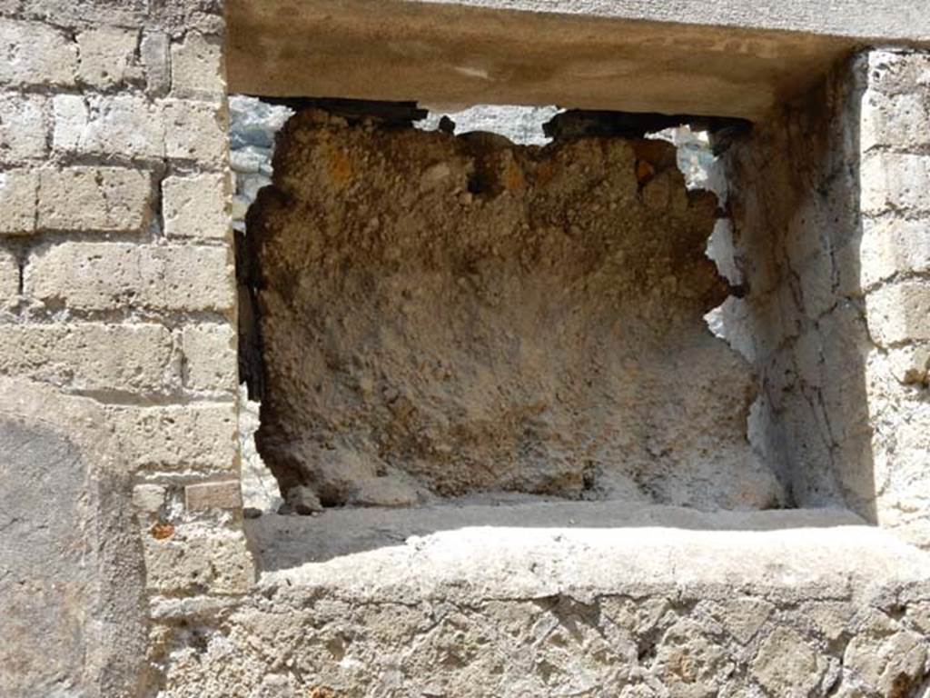 VI.28/29, Herculaneum. May 2018. Looking west from interior of room towards window.
Photo courtesy of Buzz Ferebee.

