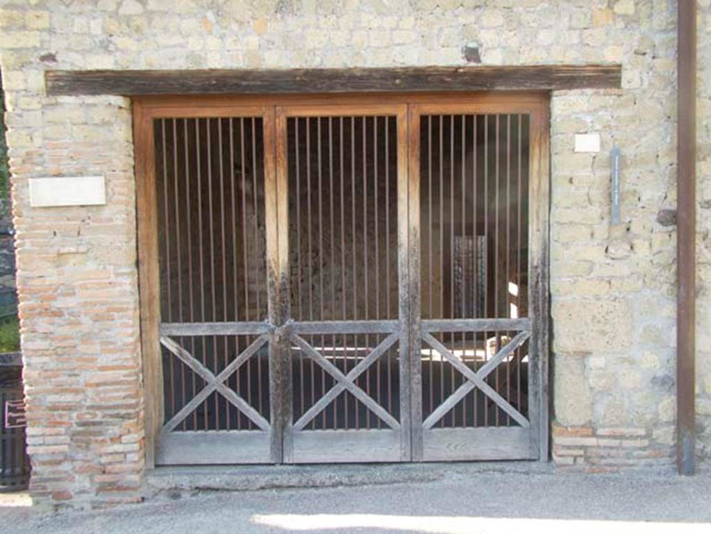 VII,1, Herculaneum, September 2015. Looking west to entrance doorway.  Photo courtesy of Michael Binns.