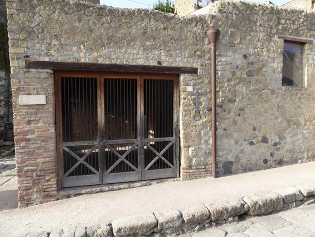 VII,1, Herculaneum, October 2014. Looking west to entrance doorway.  Photo courtesy of Michael Binns.