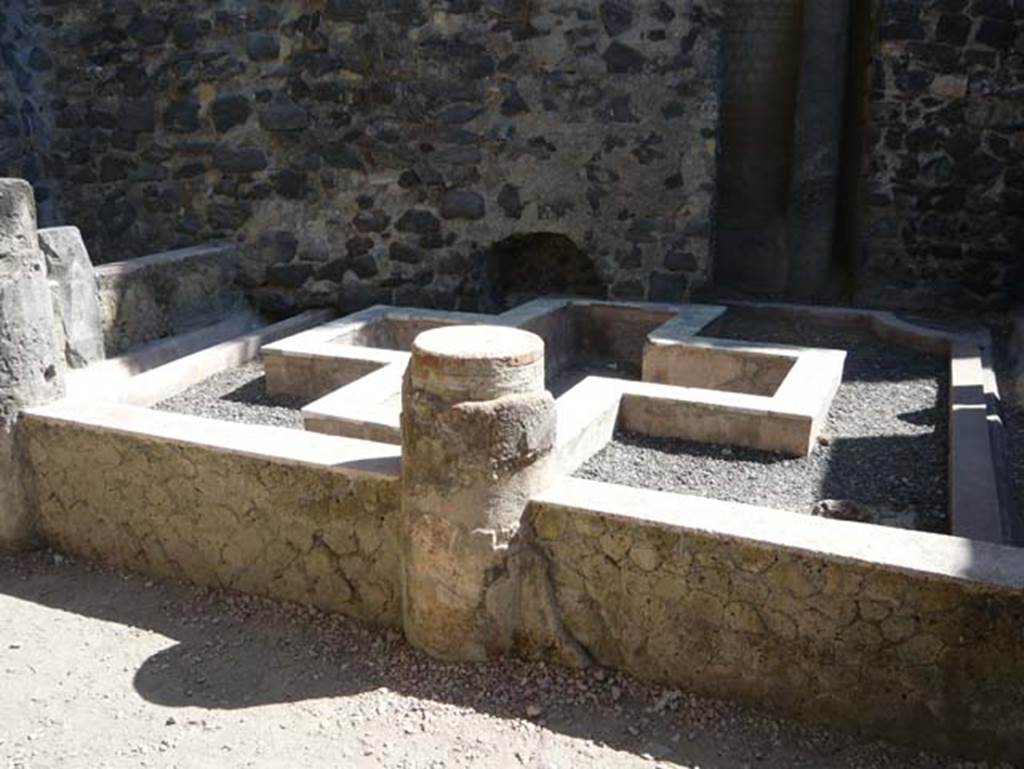 VII.2 Herculaneum. August 2013. Peristyle 10, looking north. Photo courtesy of Buzz Ferebee.