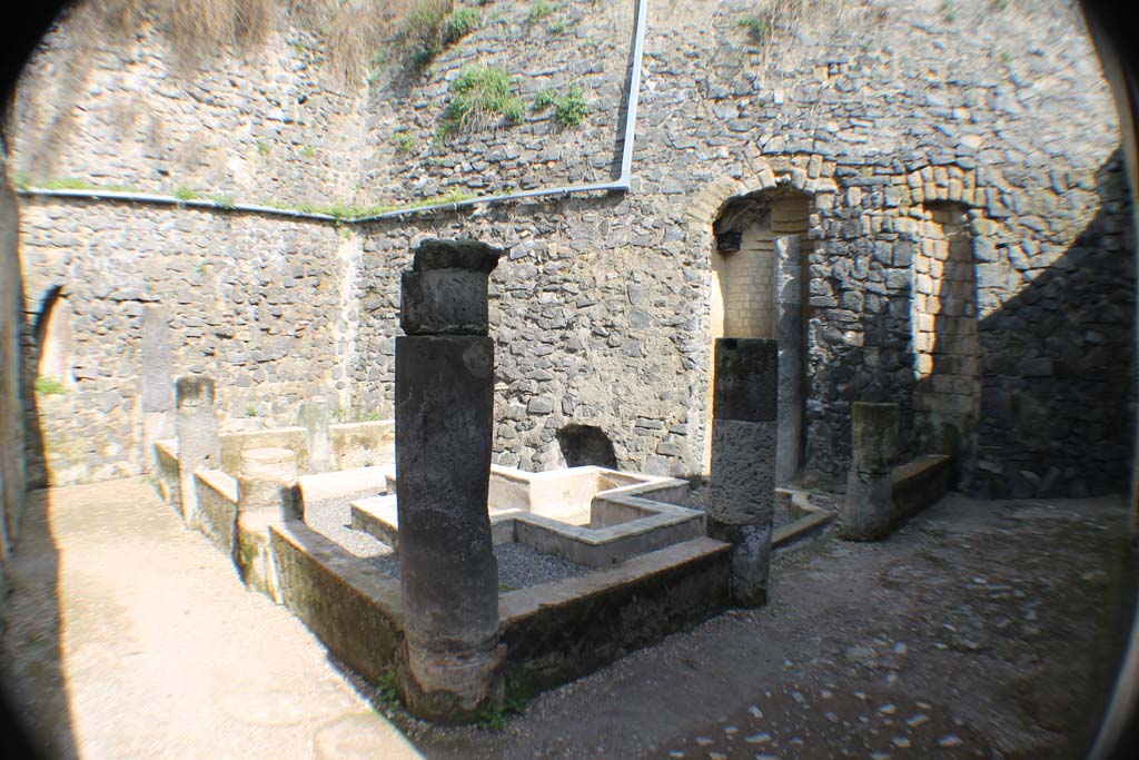 VII.2 Herculaneum. March 2014. Peristyle 10, looking north-west from east portico.
Foto Annette Haug, ERC Grant 681269 DÉCOR.

