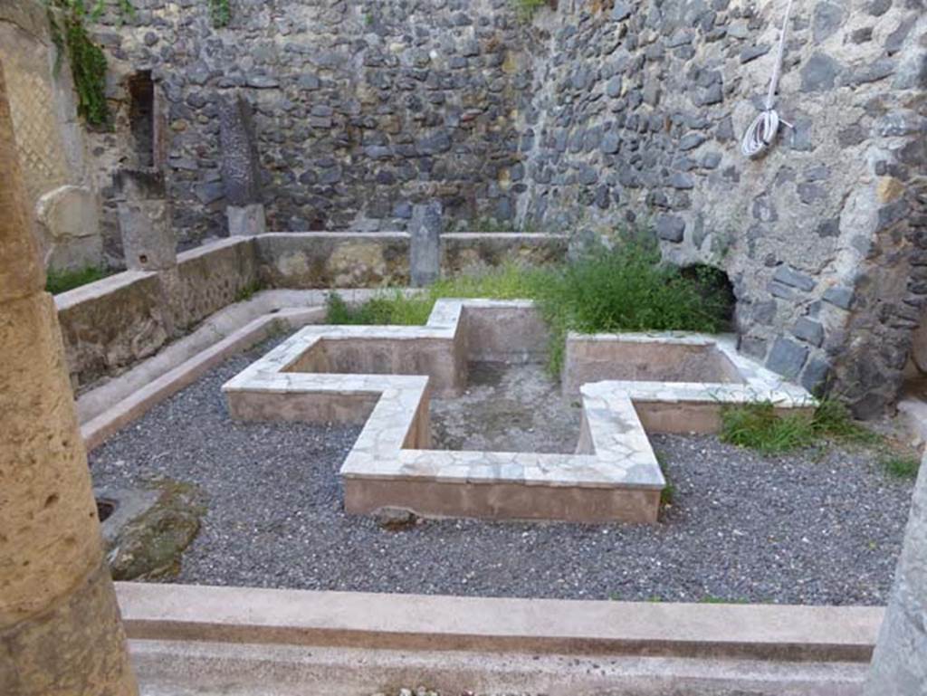 VII.2 Herculaneum. September 2015. Peristyle 10, looking west from Exedra 11.
Photo courtesy of Michael Binns.
