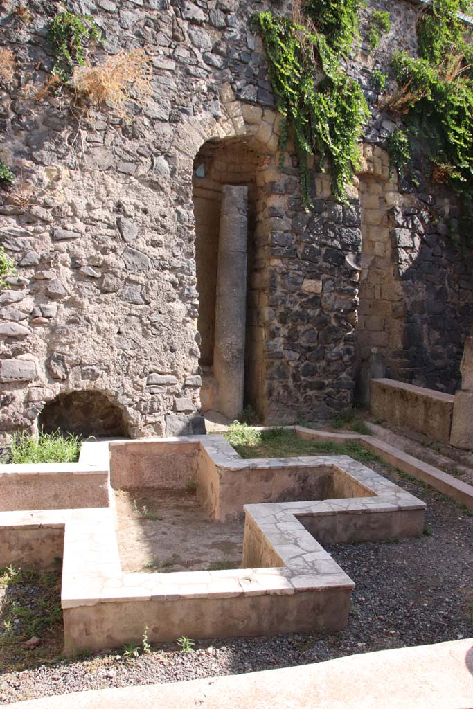 VII.2 Herculaneum. September 2019. Peristyle 10, looking towards north wall, with embedded column.
Photo courtesy of Klaus Heese.
