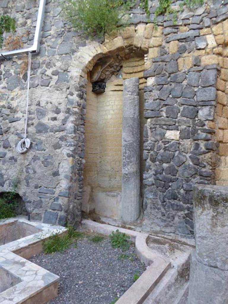 VII.2 Herculaneum. September 2015. Peristyle 10, looking towards north wall, with embedded column. Photo courtesy of Michael Binns.
