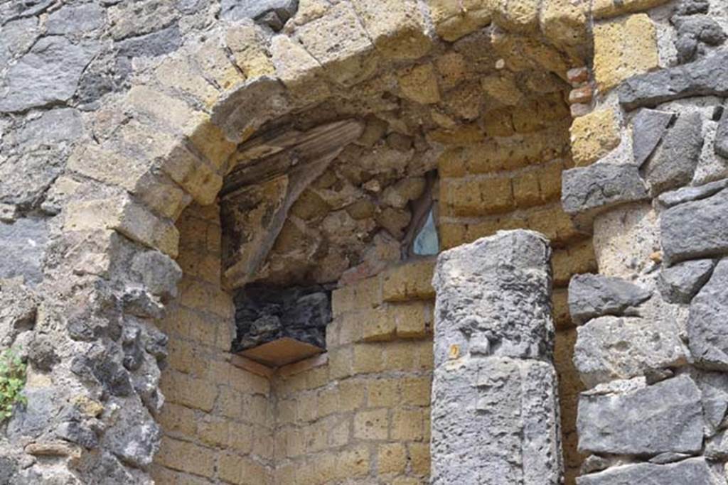 VII.2, Herculaneum, April 2018. Peristyle 10, detail from north wall. Photo courtesy of Ian Lycett-King. 
Use is subject to Creative Commons Attribution-NonCommercial License v.4 International.
