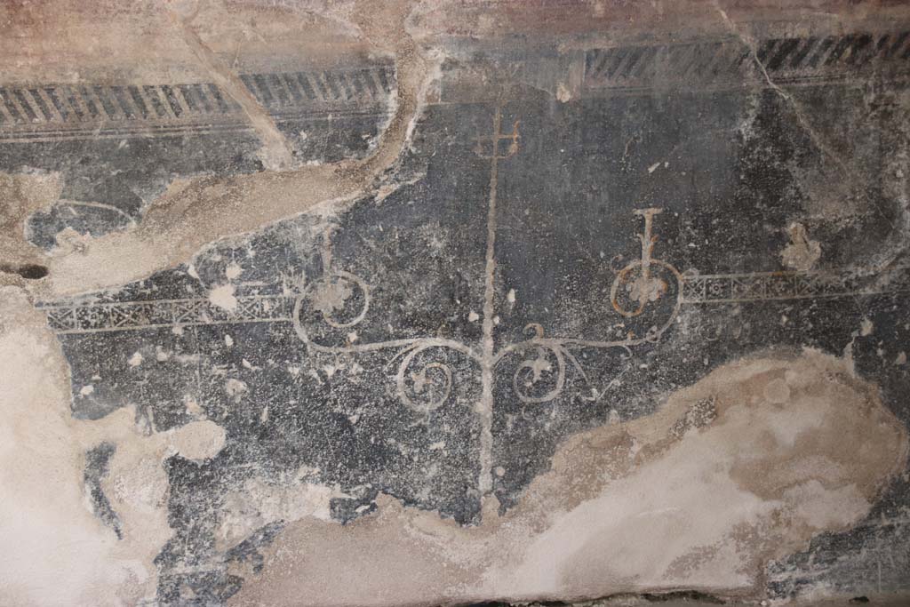 VII.2 Herculaneum. September 2017. Exedra 11, detail of painted zoccolo (dado) from east wall. Photo courtesy of Klaus Heese.