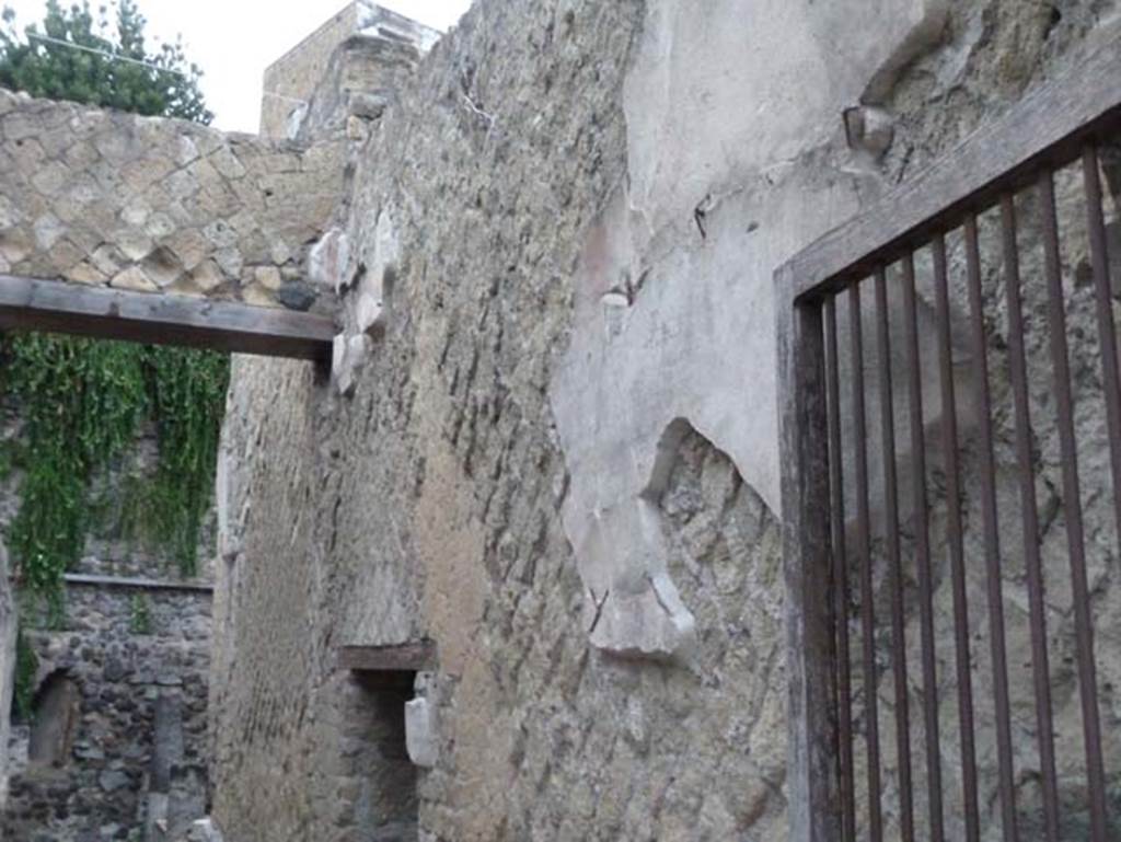 Ins.VII.2, Herculaneum, September 2015. Looking towards north wall of entrance corridor.