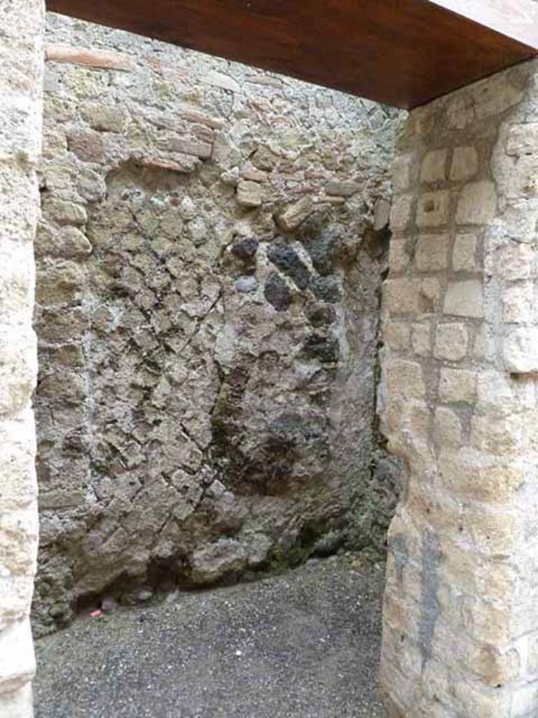 VII.2 Herculaneum. May 2010. Small room on north side of entrance corridor. 