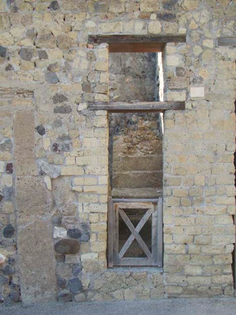 VII.5 Herculaneum. September 2015. Looking west to entrance doorway leading to steps to upper floor.  Photo courtesy of Michael Binns.
