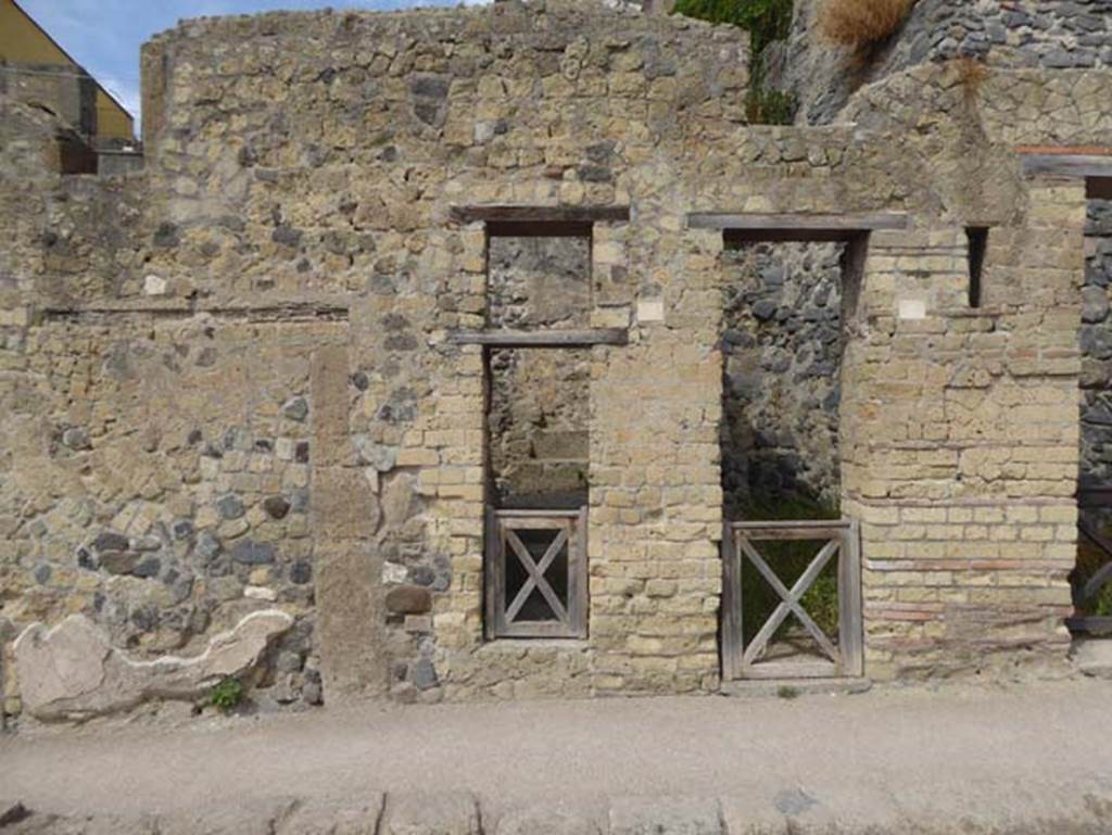 VII.5, on left, Herculaneum, and VII.6, on right. September 2016. Looking towards entrances on west side of Cardo III Superiore. Photo courtesy of Michael Binns.
