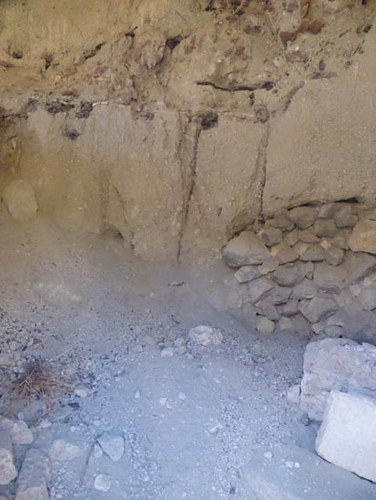 Ins VII, Herculaneum, September 2015. Looking west inside doorway.