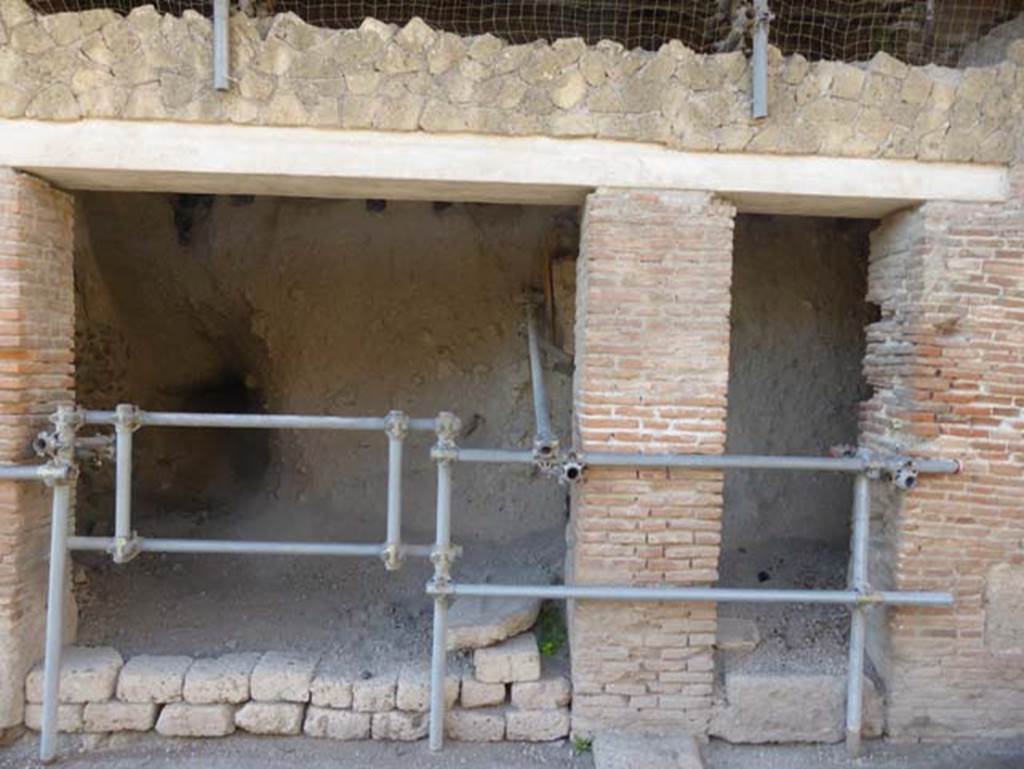 Ins VII, Herculaneum, September 2015. Two doorways on west side of Cardo III Superiore.