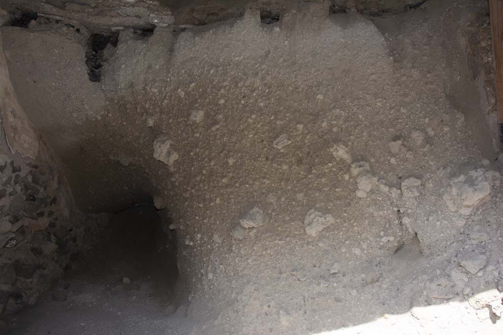 VII.10 Herculaneum. March 2019. Looking towards west wall at south end.
Foto Annette Haug, ERC Grant 681269 DÉCOR.
