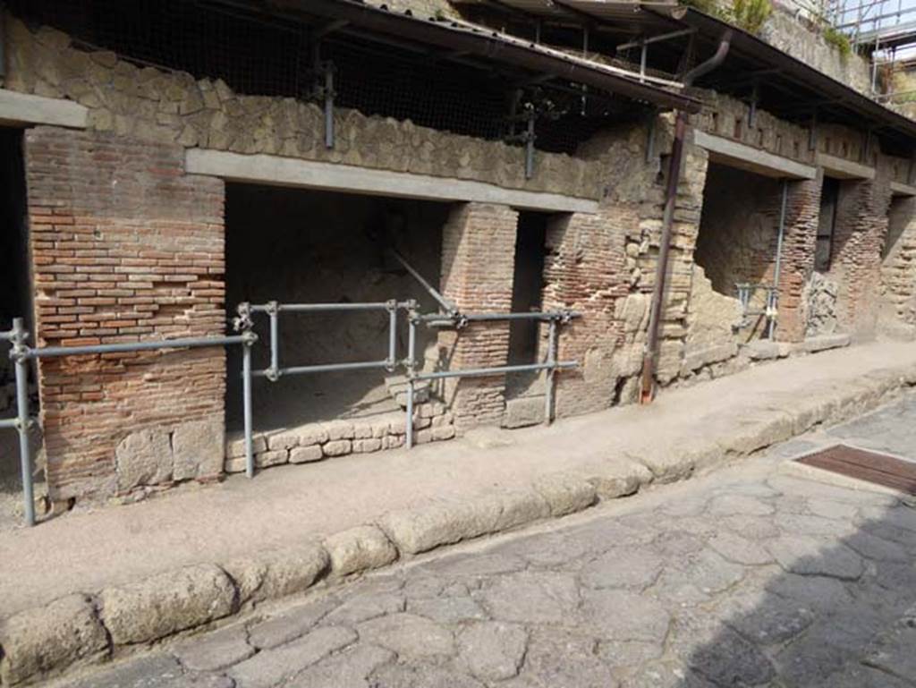 VII.9 on left, VII.10 and 11, Herculaneum, in centre, VII.12, 13 and 14, on right. October 2014. 
Doorways on west side of Cardo III Superiore. Photo courtesy of Michael Binns.

