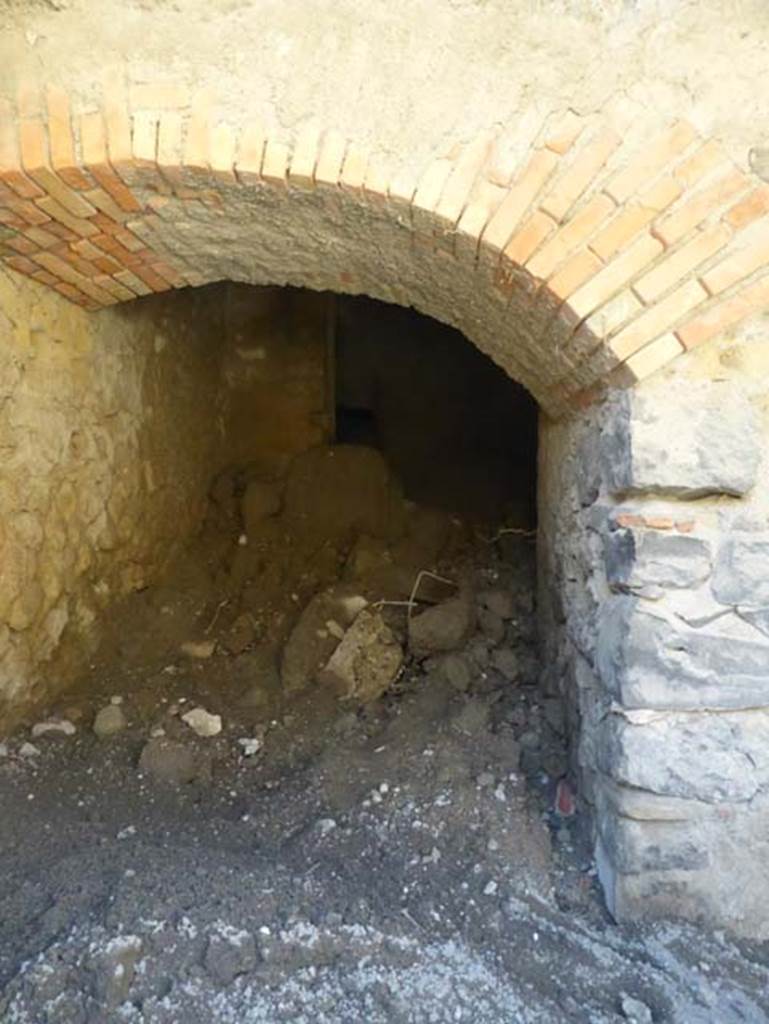 Ins VII, Herculaneum, September 2015. Looking west through doorway.