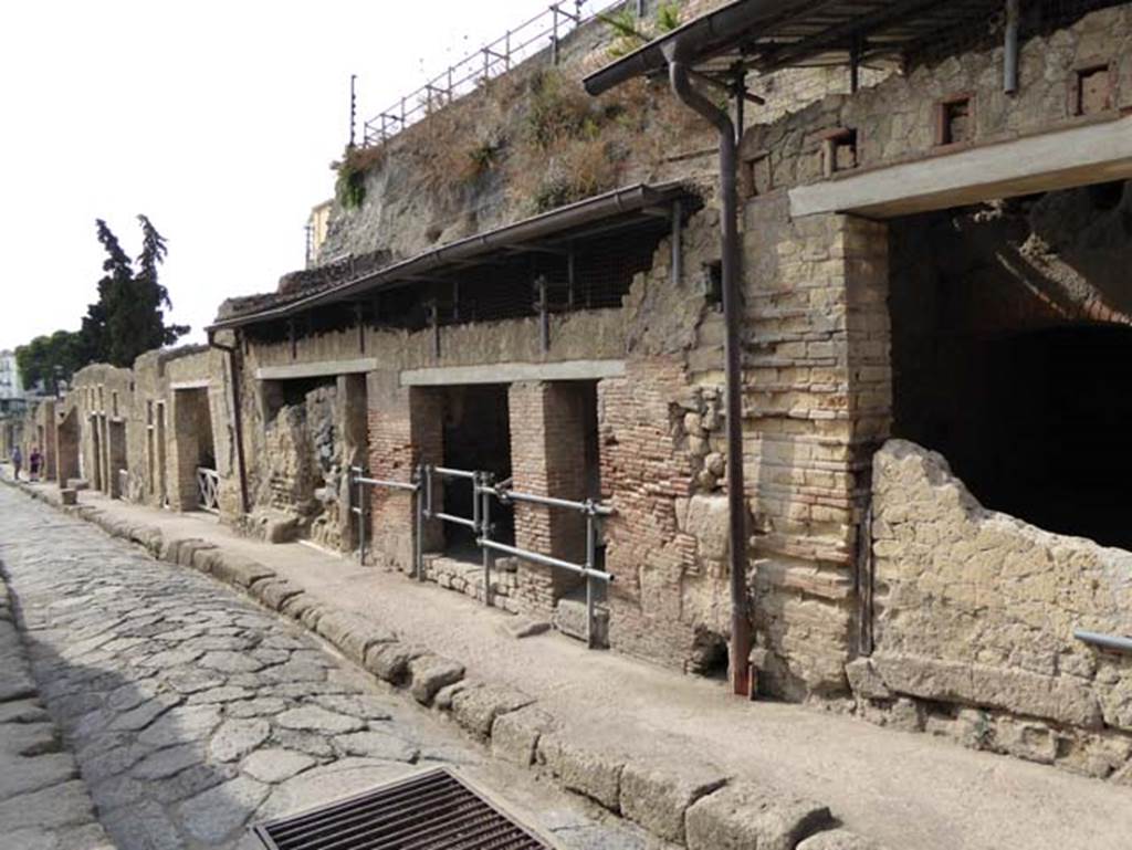 VII.12 Herculaneum on right. October 2014. Looking south along west side of Cardo III Superiore. 
Photo courtesy of Michael Binns.