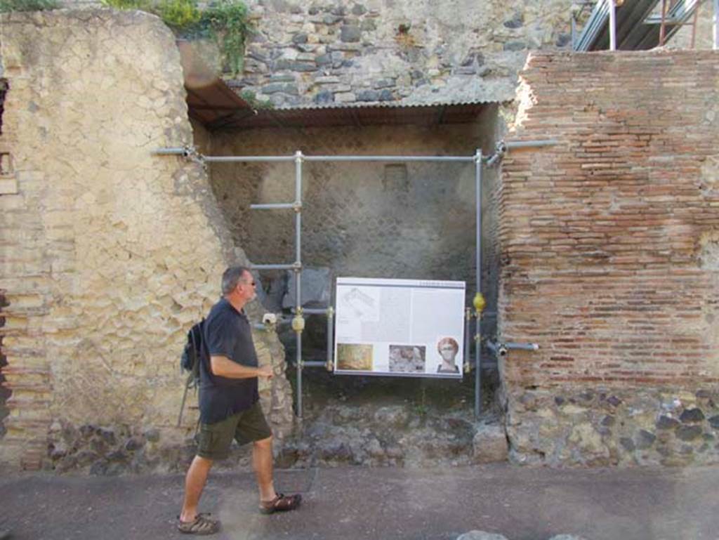 VII.15, Herculaneum, September 2015. Looking west to entrance doorway to service room.  Photo courtesy of Michael Binns.
