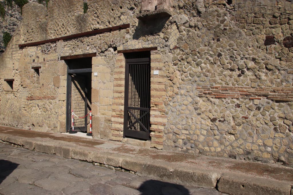 VII.18 and 17, Herculaneum, October 2022. 
Looking north to entrance doorways on Decumanus Inferiore. Photo courtesy of Klaus Heese.

