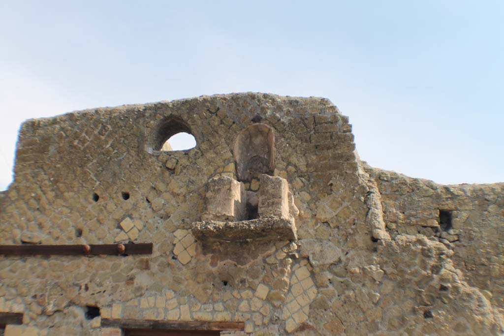 VII.18, Herculaneum. March 2019. Latrine on upper floor, accessible from a balcony. 
Foto Annette Haug, ERC Grant 681269 DÉCOR.
