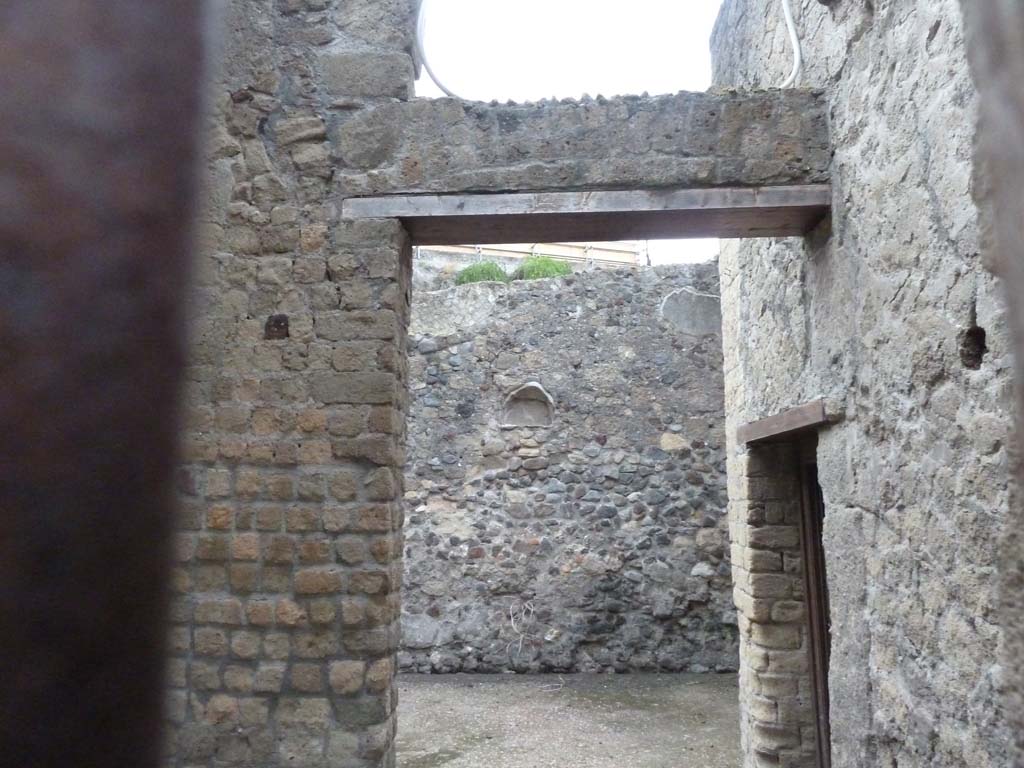 VII.18 Herculaneum, September 2015. Niche on rear wall.