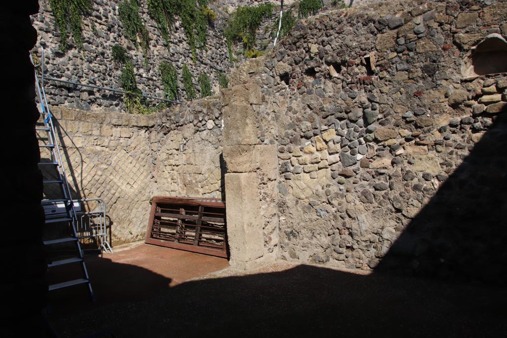 VII.18 Herculaneum, October 2022. Looking north-west from rear wall with niche. Photo courtesy of Klaus Heese.