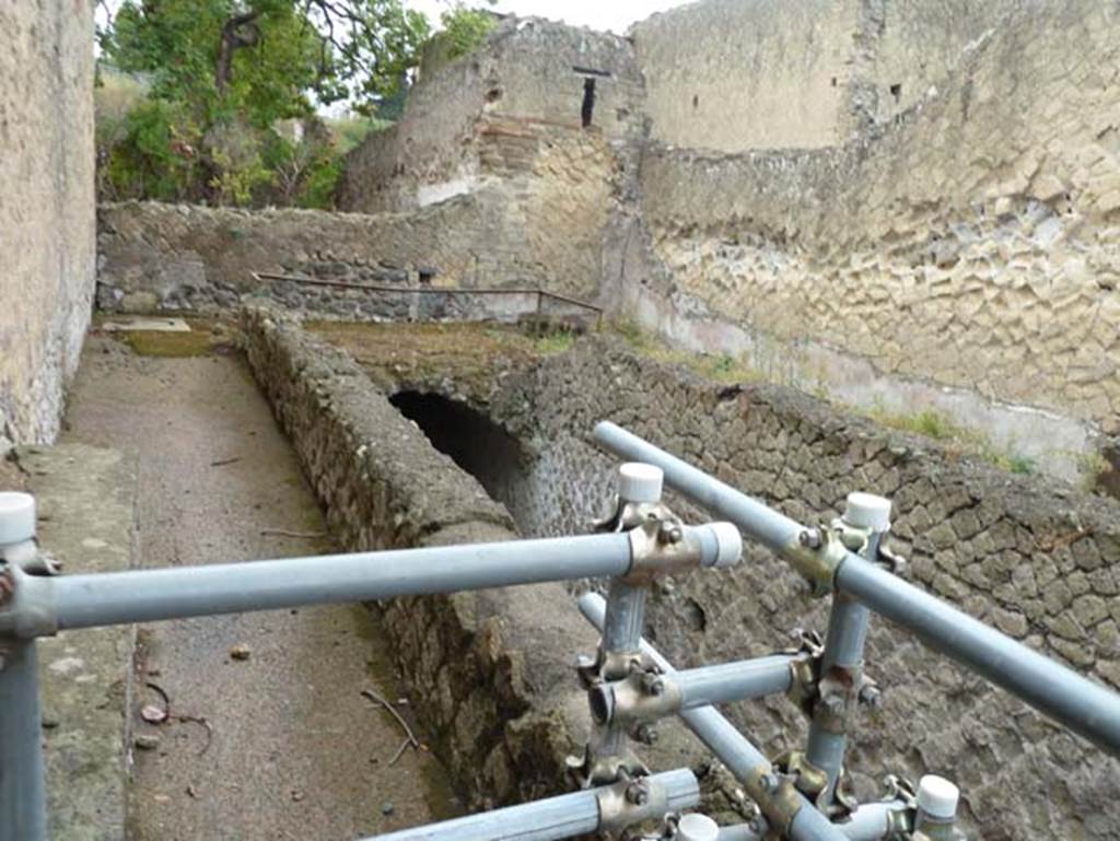 Cardo V Inferiore, Herculaneum, September 2015. Looking south towards tunnel/slope leading to ancient seafront.