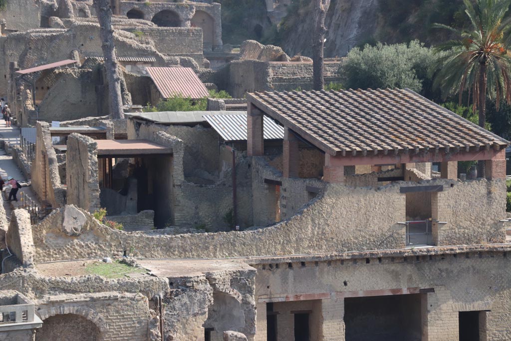 Ins. Orientalis I.1, Herculaneum, October 2023. 
Looking north from access roadway towards the south end of the House of the Gem (upper floor). 
On the left is Cardo V with the main entrance doorway.
Lower left are the remains of Diaeta 12, with a doorway onto the loggia, now collapsed.
On the right is the doorway into room 6, also opening onto the loggia. Photo courtesy of Klaus Heese.
