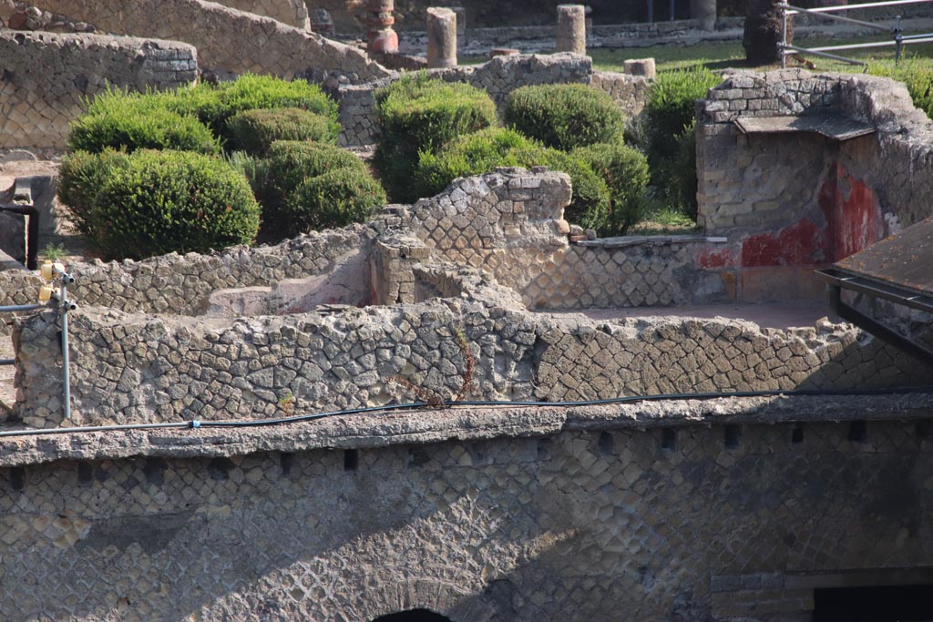 Ins. Or. I.1, Herculaneum. October 2023. 
Remains of room 9, centre left, and room 10, centre right, with painted decoration, and window onto garden. Photo courtesy of Klaus Heese.
